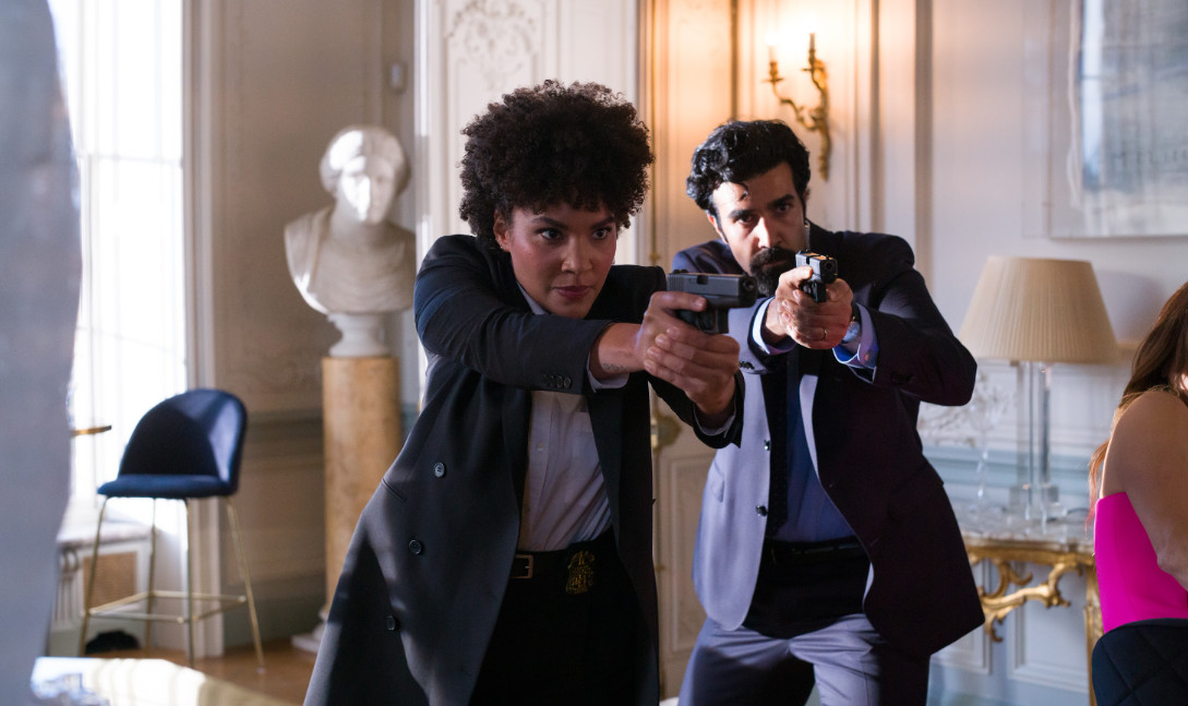 alt text: Emmy Raver-Lampman, nữ diễn viên của series The Umbrella Academy, vào vai bạn đồng hành của Adam Clay.