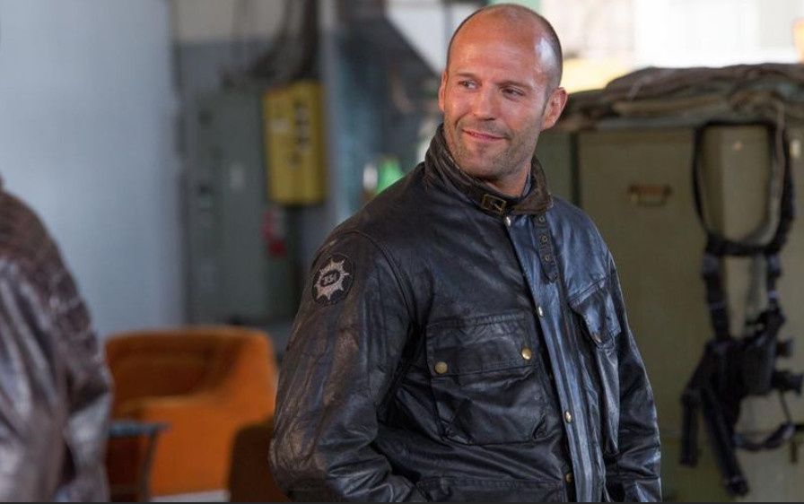alt text: Jason Statham trong vai Adam Clay, một người nuôi ong với quá khứ bí ẩn, trên poster phim Mật Vụ Ong.