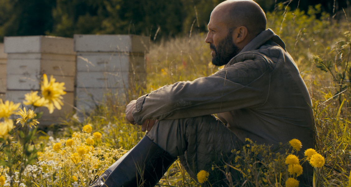 alt text: Một cảnh hành động căng thẳng trong phim Mật Vụ Ong, với Jason Statham trong vai Adam Clay.