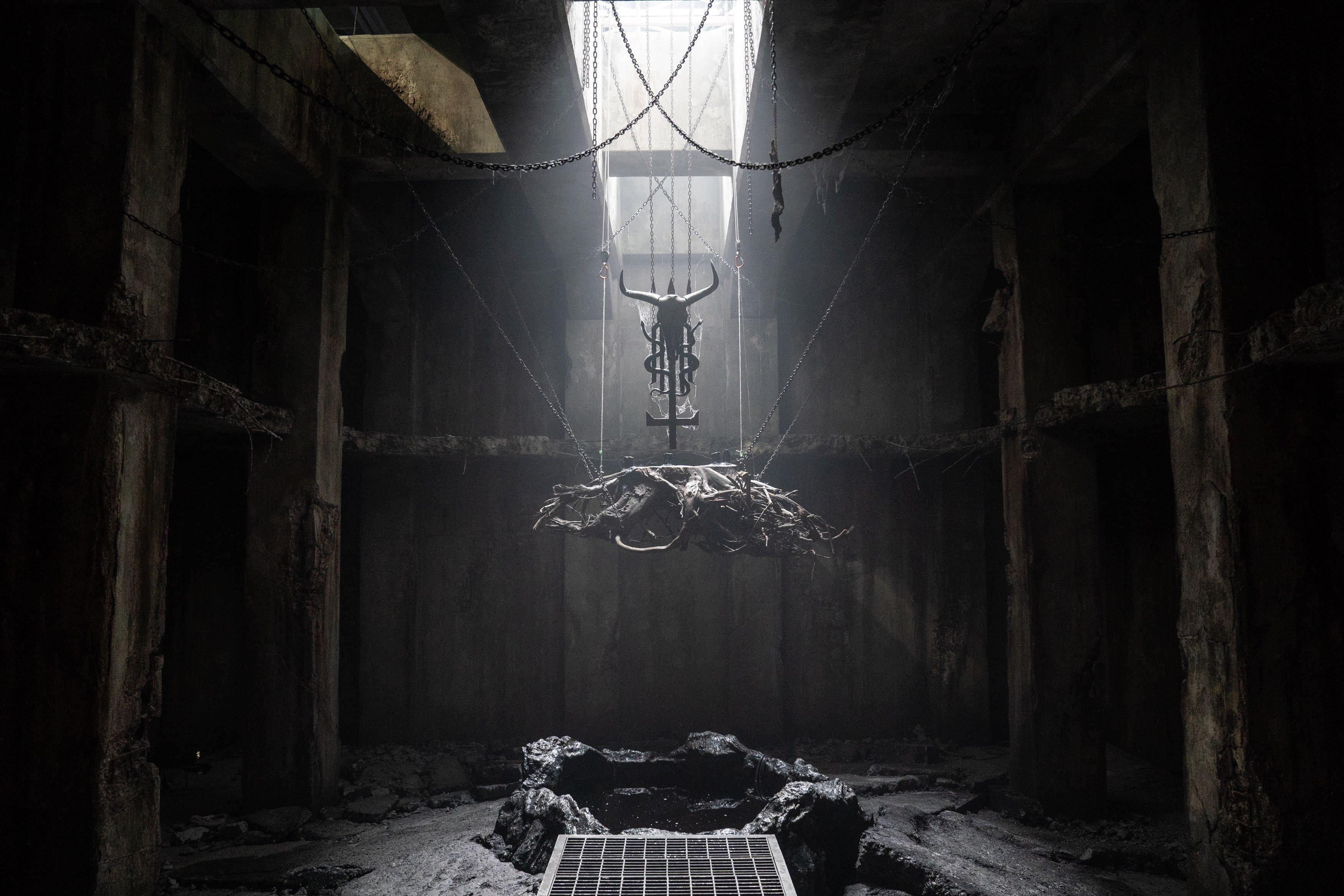 Cảnh phim Bàn Tay Diệt Quỷ với hình ảnh con rắn