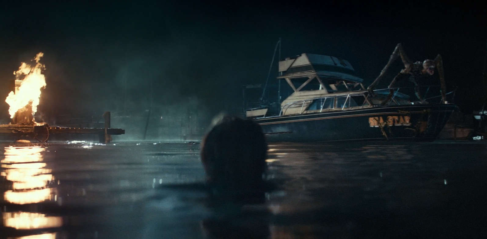 Regan sử dụng máy trợ thính để chống lại quái vật